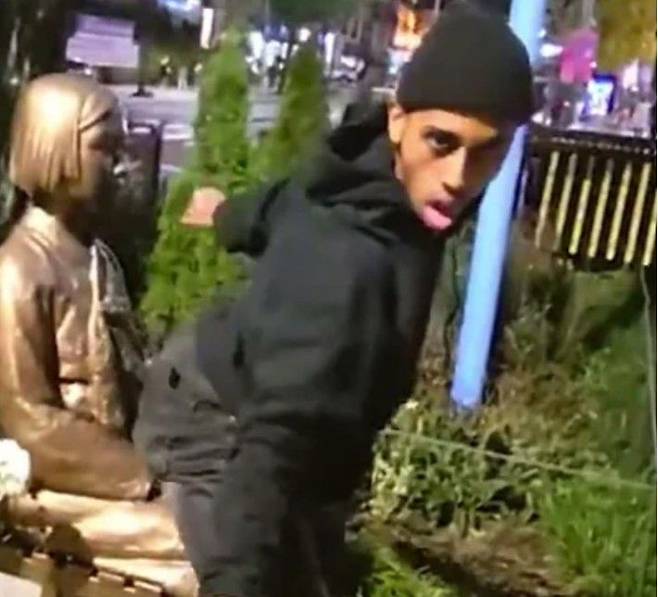 조니 소말리가 평화의 소녀상 앞에서 외설스러운 춤을 추고 있다. 소말리 유튜브