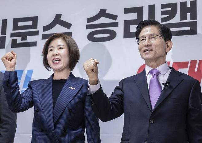 김문수 국민의힘 대선 경선 후보가 28일 서울 여의도 자신의 캠프 사무실에서 김 후보 지지를 선언한 국민의힘 김미애 의원과 파이팅을 외치고 있다. 연합뉴스