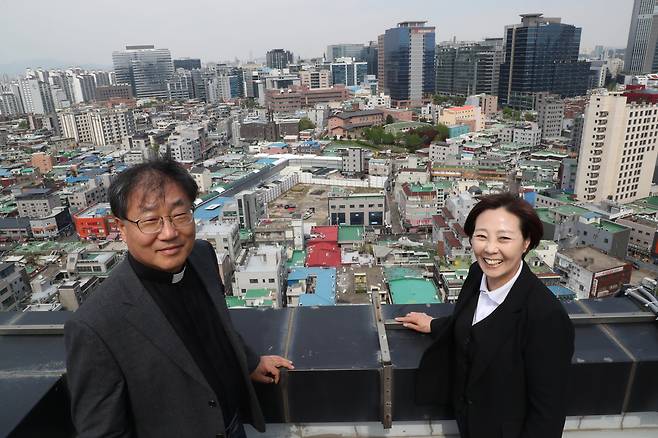 '거리의 신부' 송경용(왼쪽)과 '밤의 유령' 이미영 대리기사가 한국노동재단에서 만났다. 구로공단은 재개발됐지만 아직도 '벌집촌'이 남아 있다. /박성원 기자