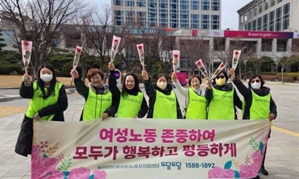 카부기 공제회 내 여성대리 기사들의 모임인 '여자 만세' 회원들. 이미영 대리기사가 주도해 만든 '여자 만세'는 다큐멘터리 '밤의 유령'으로 세상에 알려졌다. /카부기 공제회 제공