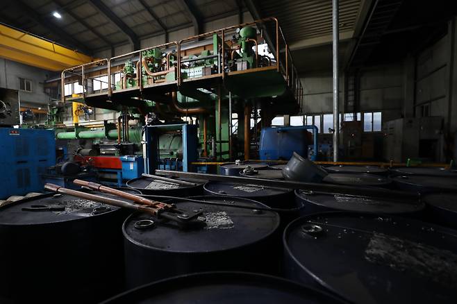 지난 24일 오후 인천 소재 한 제조업 공장에 재고가 쌓여있다. 해당 기업 관계자는 고환율, 불경기 등으로 인해 공장이 멈춰설 지경이라고 했다. /박성원 기자