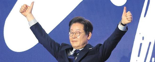 27일 더불어민주당 대선 후보로 확정된 이재명 후보가 양손 엄지를 들어 보이고 있다. /남강호 기자