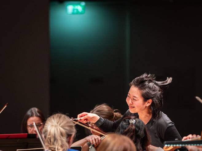 독일 라이프치히 오페라극장 수석지휘자 양유라. 지난달 본의 베토벤 오케스트라를 지휘할 때의 모습이다./양유라 제공