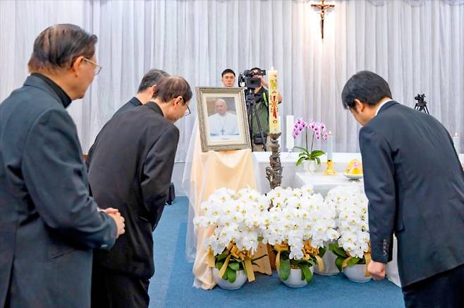 23일 대만 타이베이 천주교 타이베이대교구 성당에 마련된 고(故) 프란치스코 교황의 빈소에 방문한 라이칭더 대만 총통(대통령, 맨 오른쪽)이 고개를 숙여 조의를 표하고 있다. 대만 외교부는 이날 라이칭더 총통이 26일 진행되는 프란치스코 교황의 장례미사에 불참한다고 밝혔다./대만 총통실