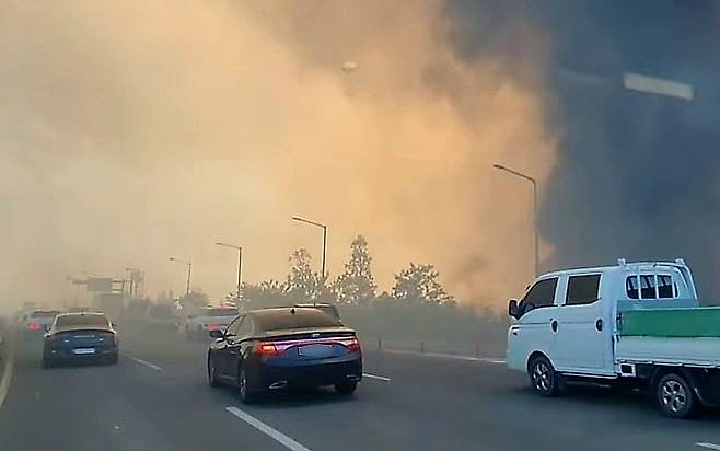 28일 오후 2시1분쯤 대구 북구 노곡동 함지산에 발생한 불이 바람을 타고 확산하는 가운데 도심 도로 곳곳이 통제되고 있다./뉴스1