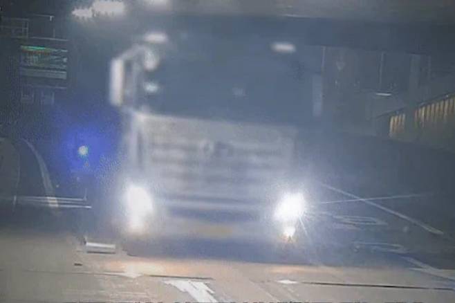 지난 11일 높이 3m 지하차도에 끼인 대형 트레일러./경찰청