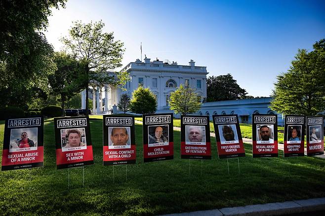 28일 미 워싱턴 DC 백악관 앞 잔디밭에 트럼프 행정부에서 체포된 불법 이민자들의 사진들이 일렬로 전시돼 있다. /AFP 연합뉴스