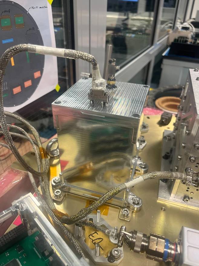 우주 세포배양 실험장치인 스페이스랩 마크-1(SpaceLab Mark-1)이 재사용 우주선인 피닉스(Phoenix) 1호 캡슐에 연결된 모습./Frontier Space