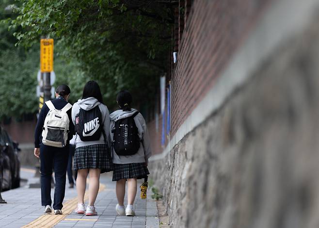 2023년 6월 21일 서울 시내의 한 고등학교에서 학생들이 하교하고 있다. 사진은 기사 내용과 직접적인 관련 없음. /뉴스1