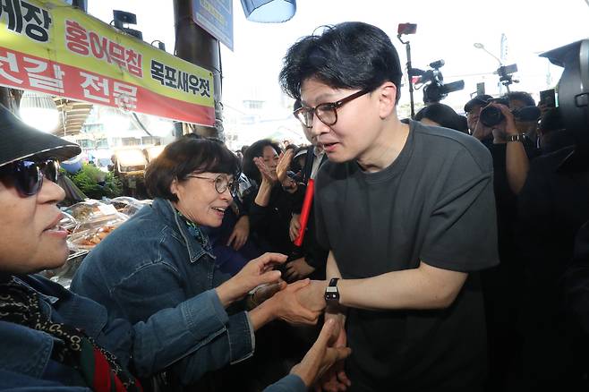한동훈 국민의힘 대선 경선 후보가 28일 오후 충북 청주시 육거리종합시장에 도착해 지지자들과 인사하고 있다. /뉴스1