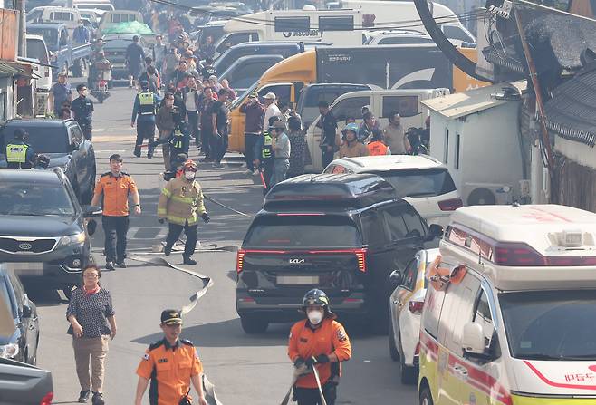 28일 오후 2시 1분께 대구 북구 노곡동 함지산에서 산불이 발생한 가운데 조야동 주민들이 대피해 있다. /연합뉴스
