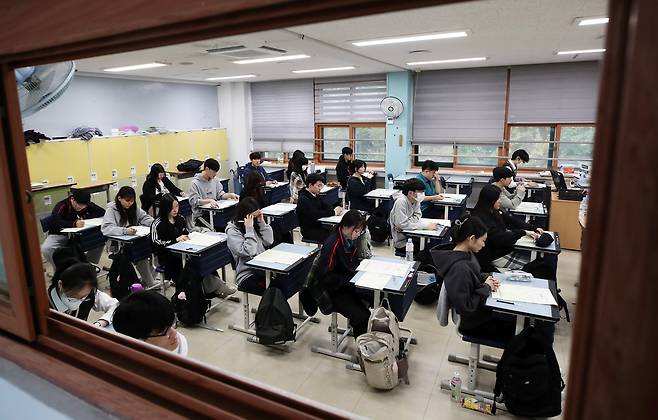 2024년 10월 15일 서울 관악구 당곡고등학교에서 고등학교 3학년 학생들이 1교시 시작을 기다리고 있다. /뉴스1