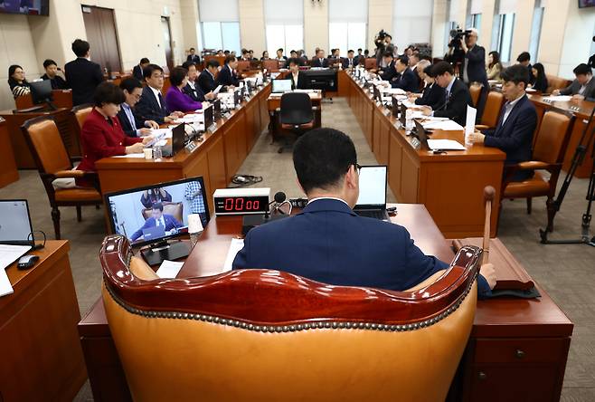신정훈 행정안전위원장이 28일 서울 여의도 국회에서 열린 행정안전위원회 전체회의에서 2025년도 제1회 추가경정예산안(정부) 등 안건을 상정하며 의사봉을 두드리고 있다. /뉴스1