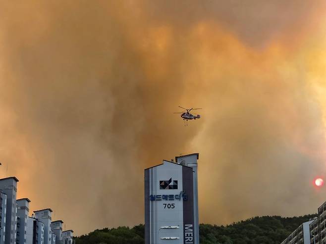 28일 대구 북구 함지산에서 산불이 발생했다. /독자 제공