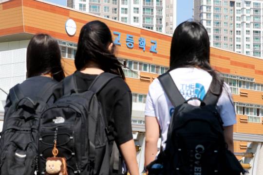 28일 충북 청주 한 고등학교에서 특수교육대상 2학년 학생이 교직원과 행인들에게 흉기를 휘두르는 사건이 발생한 가운데 이날 오후 하교 중이던 학생들이 해당 학교를 바라보고 있다. 김영태 기자