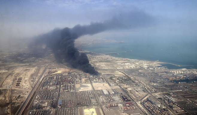 이란 남동부 호르모즈간주의 샤히드라자이항에서 26일 폭발이 일어나 검은 연기가 치솟고 있다. ⓒAP/연합뉴스