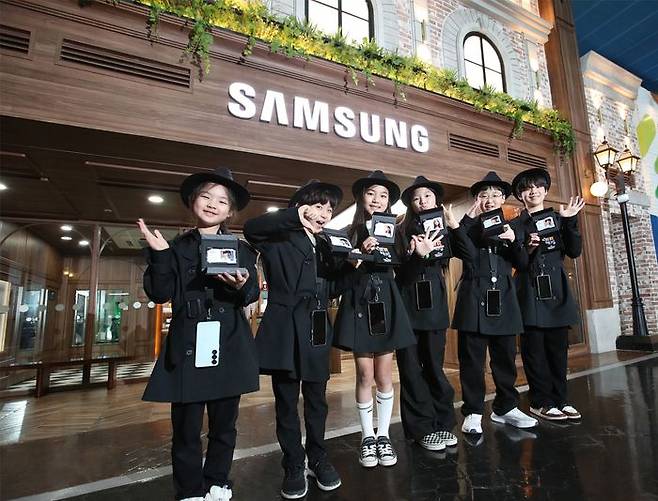 서울 잠실에 위치한 '키자니아 서울'의 'AI 비밀 본부 체험관'에서 키자니아 어린이 의회 의원들이 미션을 수행하고 획득한 뱃지를 소개하고 있다.ⓒ삼성전자