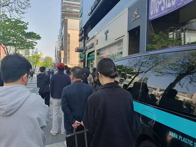 28일 서울 강남구의 한 SK텔레콤 직영점 앞에 유심을 교체하려는 고객들이 길게 줄지어 서있다.ⓒ데일리안 조인영 기자