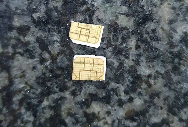 반으로 쪼갠 구(舊) SKT 유심. ⓒ데일리안 조인영 기자