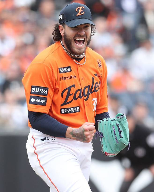 프로야구 한화 외국인 투수 폰세가 27일 KT와의 안방경기 7회초 2사 주자 없는 상황에서 8번 타자 배정대를 3구 삼진으로 돌려세운 뒤 포효하고 있다. 한화는 이날 폰세의 7이닝 3피안타 4사사구 5탈삼진 무실점 호투에 힘입어 KT에 4-3으로 승리했다. 한화 제공