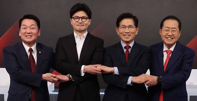 26일 열린 국민의힘 대선 2차 경선 토론회에서 후보들이 손을 맞잡고 기념 촬영을 하고 있다. 왼쪽부터 안철수 의원, 한동훈 전 대표, 김문수 전 고용노동부 장관, 홍준표 전 대구시장. 사진공동취재단