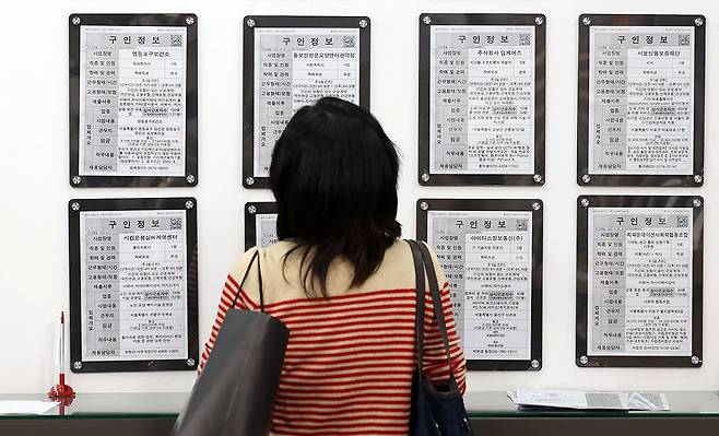 9일 서울 마포구 서부고용복지플러스센터에서 구직자가 일자리 정보 게시판을 살펴보고 있다. 2025.04.09 서울=뉴시스