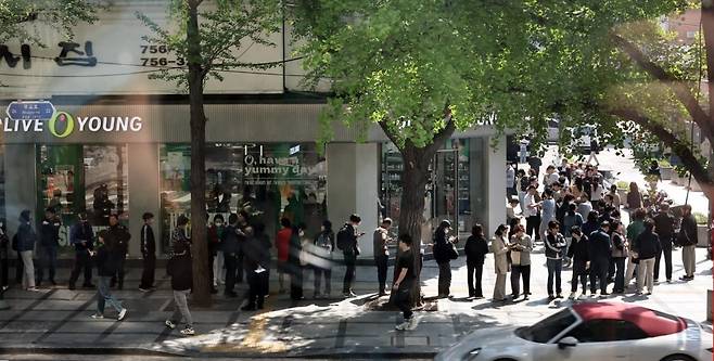 28일 오전 서울 시내 한 SKT 대리점에 유심 교체를 하기 위한 이용자들이 줄 서 기다리고 있다. 박형기 기자 oneshot@donga.com