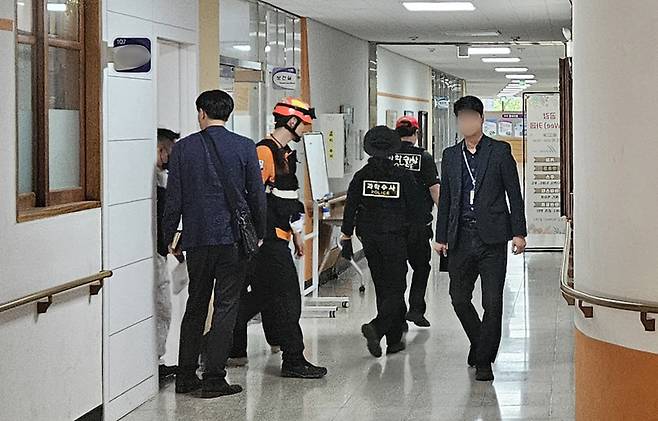 28일 학생 흉기 난동이 발생한 청주의 한 고등학교에서 경찰 등이 사고 상황을 파악하고 있다. 2025.4.28 (청주=뉴스1)