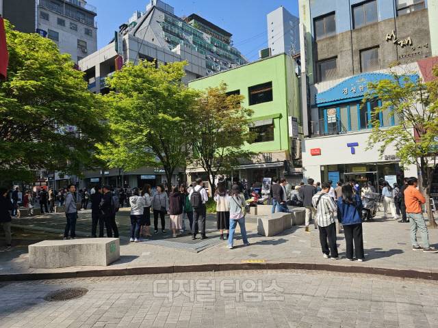 서울 중구 을지로2가에 위치한 SKT 공식 대리점 'T월드' 을지로 대기줄. 김영욱 기자