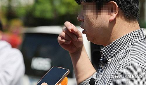 28일 청주 모 고교에서 특수교육대상 학생이 흉기 난동을 부려 교장 등 6명이 다친 가운데 학교 밖에서 학생의 공격을 받은 시민이 인터뷰하고 있다.   [연합뉴스]