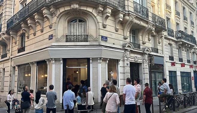 플러스 파리 매장 입구에 현지인이 줄을 서있다. / 사진 플러스 파리