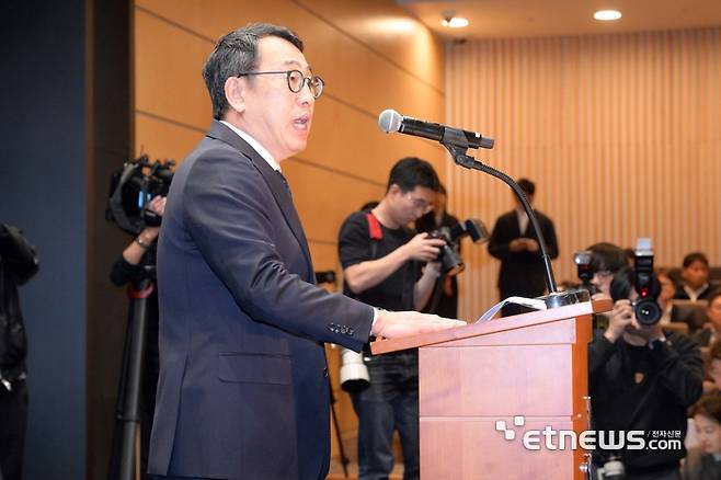 유영상 SK텔레콤 대표가 25일 서울 중구 SKT타워에서 유심 해킹 사고와 관련해 발언하고 있다. 김민수기자 mskim@etnews.com