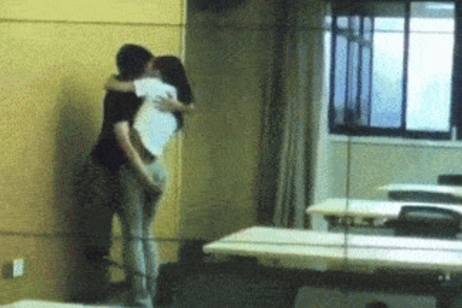 image.png 중국) 카메라 켜진 줄 모르고, 사내 커플 회의실서 \'그 짓\'…대형 스크린 생중계