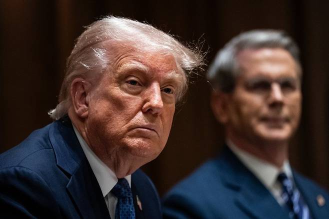 미국의 도널드 트럼프 대통령(왼쪽)이 24일(현지시간) 미국 워싱턴DC 백악관에서 스콧 베선트 미국 재무장관과 함께 노르웨이 총리와 대화하고 있다.EPA연합뉴스