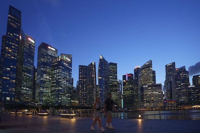 지난해 싱가포르 상업 중심가에서 관광객들이 걷고 있다. 뉴시스