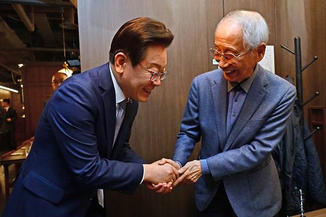 지난해 10월 30일 당시 이재명 더불어민주당 대표가 오전 서울 여의도 한 식당에서 윤여준 전 환경부 장관과 오찬 회동에 나서며 인사하고 있다. 사진=뉴시스