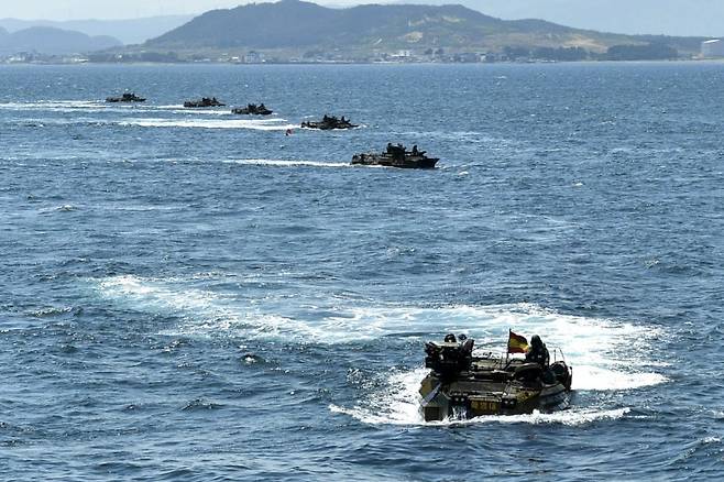 지난 26일 해군 해병대 합동상륙훈련 예행연습 간 참가 중인 상륙돌격장갑차(KAAV)가 해상돌격을 실시하고 있다. 해병대사령부 제공