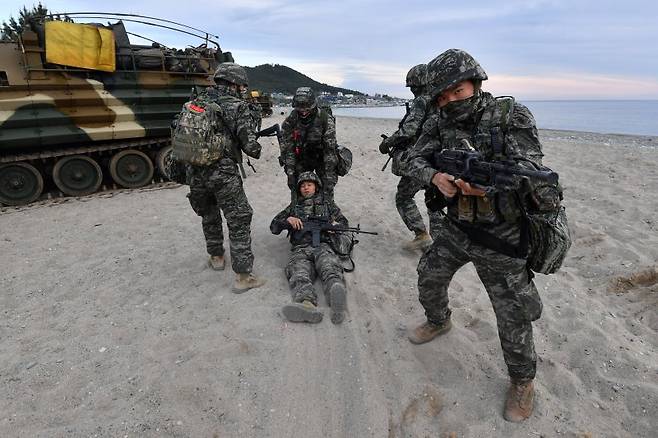 28일 오전 경북 포항시 송라면 독석리 해안에서 실시된 2025 전반기 합동상륙훈련에서 한국형상륙돌격장갑차(KAAV)로 상륙한 해병대1사단 대원들이 부상당한 전우를 안전한 곳으로 후송하고 있다. 뉴스1
