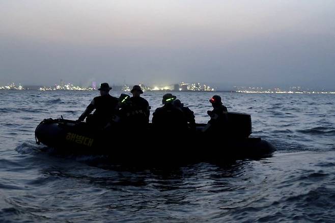 해병대 특수수색대대가 25일 경북 포항과 월성원자력본부 일원에서 대대종합전술훈련을 실시헸다. 전시 작지종심작전 수행능력을 강화하기 위해 실시된 훈련에는 국가중요시설 방호와 야간 해상침투후 육상침투 전환훈련, 은거지 구축, 정찰 및 감시, 첩보보고와 화력유도 훈련 등으로 진행됐다. 해병대1사단제공