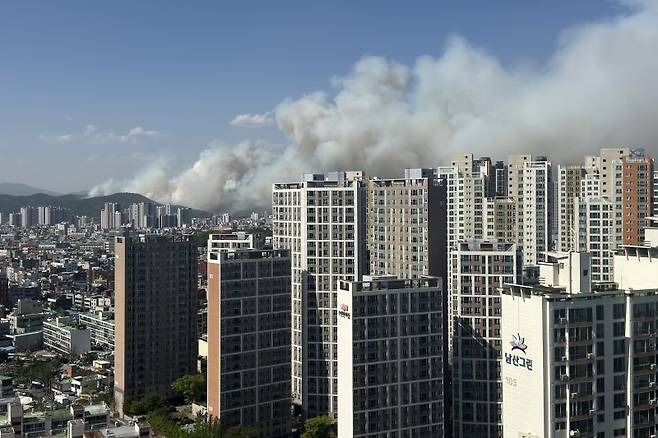 28일 오후 2시 1분께 대구시 북구 노곡동 함지산에서 불이 나 주변으로 연기가 피어오르고 있다. 뉴스1