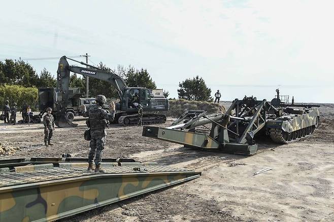 28일 해군 해병대 합동상륙훈련에 교랑전차가 교량을 설치 중에 있다. 해병대사령부 제공