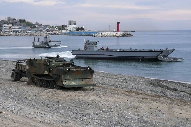 28일 해군 해병대 합동상륙훈련에 전투장갑도자와 미크릭이 장애물 제거를 위해 기동하고 있다. 해병대사령부 제공