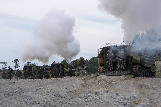 28일 해군 해병대 합동상륙훈련에 상륙군이 하차전투를 하고 있다. 해병대사령부 제공