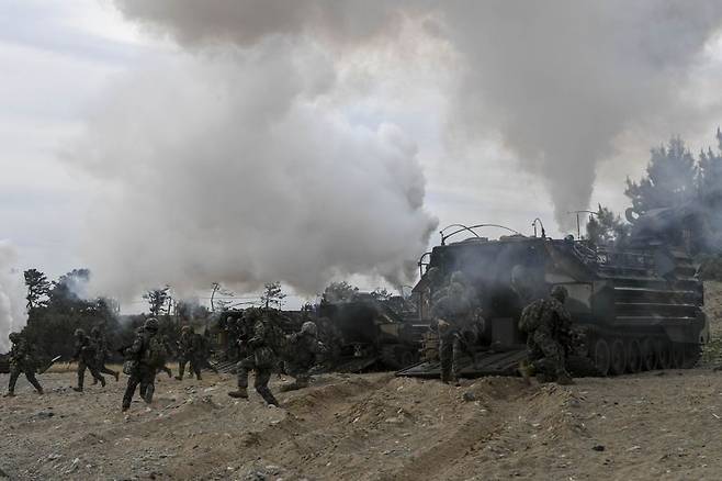 28일 해군 해병대 합동상륙훈련에 상륙군이 하차전투를 하고 있다. 해병대사령부 제공