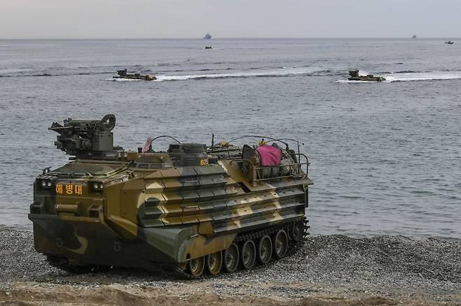 28일 해군 해병대 합동상륙훈련에 상륙돌격장갑차(KAAV)가 해안에 상륙하고 있다. 해병대사령부 제공