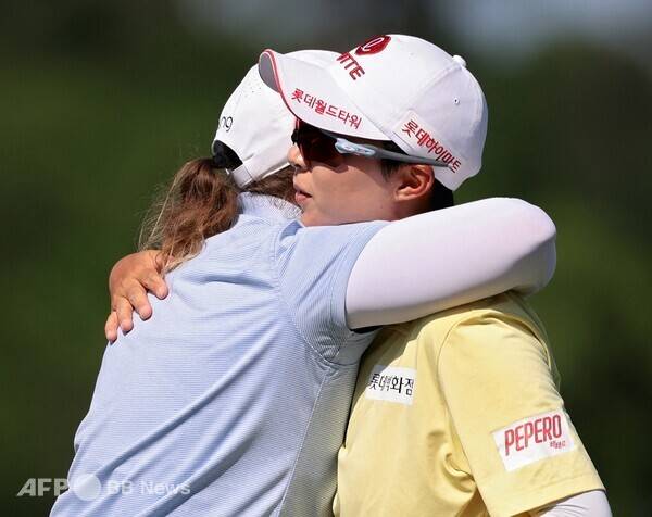 미국여자프로골프(LPGA) 투어 2025시즌 첫 메이저 대회 셰브론 챔피언십 연장전에서 우승 경쟁을 벌인 김효주 프로. 사진은 최종라운드가 끝난 뒤 로런 코글린과 인사하는 모습이다. 사진제공=ⓒAFPBBNews = News1