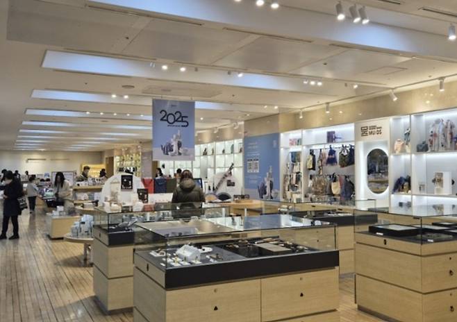 박물관에서 전시 관람을 마치고 나온 관람객들이 뮤지엄숍에 모인다.