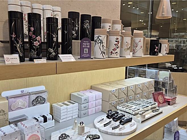 나전의 섬세함이 뮷즈에도 그대로 들어가 있어 더욱 예쁘다.