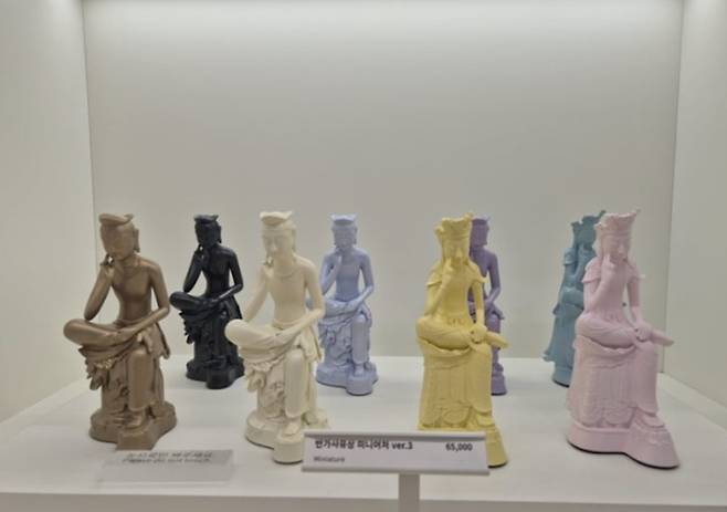 다양한 색깔에 더욱 귀여워 보이는 반가사유상 미니어처.