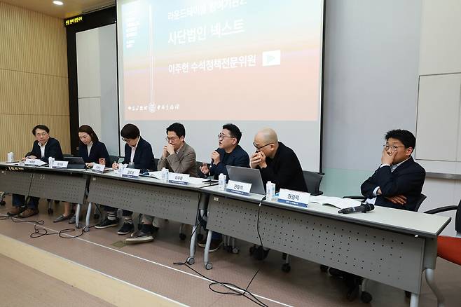 지난 22일 서울 마포구 한겨레신문사 3층 청암홀에서 한겨레경제사회연구원이 개최한 에이치-이에스지(H-ESG) 포럼에서 국내 기후에너지 분야 싱크탱크 7곳이 조기대선으로 들어설 새 정부를 위한 정책제안을 하고 있다. 왼쪽부터 석광훈 에너지 전환포럼 전문위원, 최지원 기후변화센터 사무국장, 이유진 녹색전환연구소 소장, 권오성 기후솔루션 팀장, 이주헌 사단법인 넥스트 수석정책전문위원, 권필석 녹색에너지전략연구소 소장, 권경락 플랜 1.5 정책활동가. 정용일 선임기자 yongil@hani.co.kr